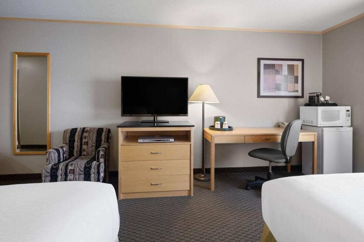 Travelodge By Wyndham Fort Mcmurray Exterior photo
