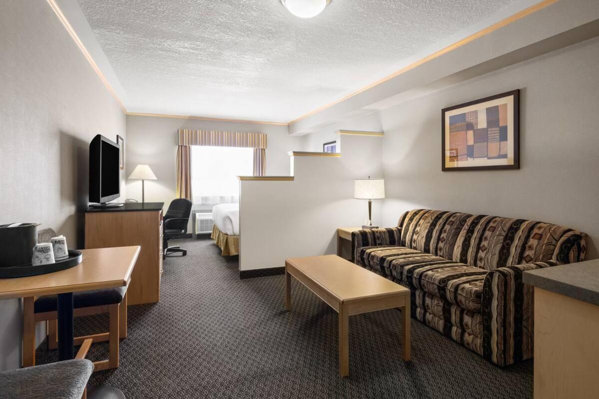Travelodge By Wyndham Fort Mcmurray Exterior photo