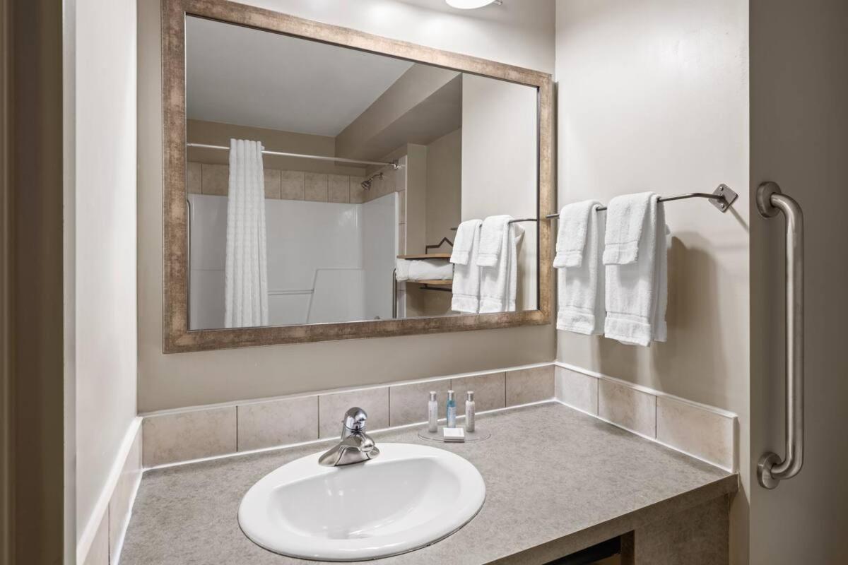 Travelodge By Wyndham Fort Mcmurray Room photo