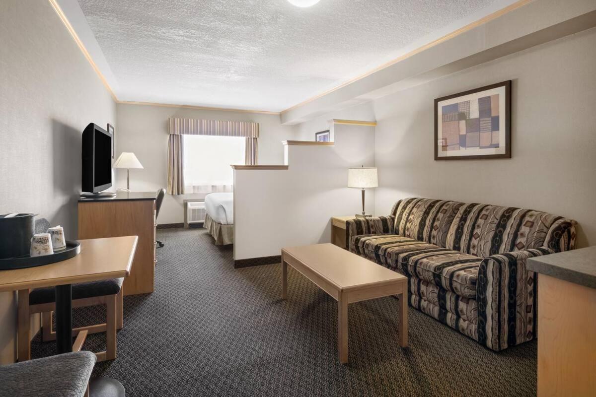 Travelodge By Wyndham Fort Mcmurray Exterior photo