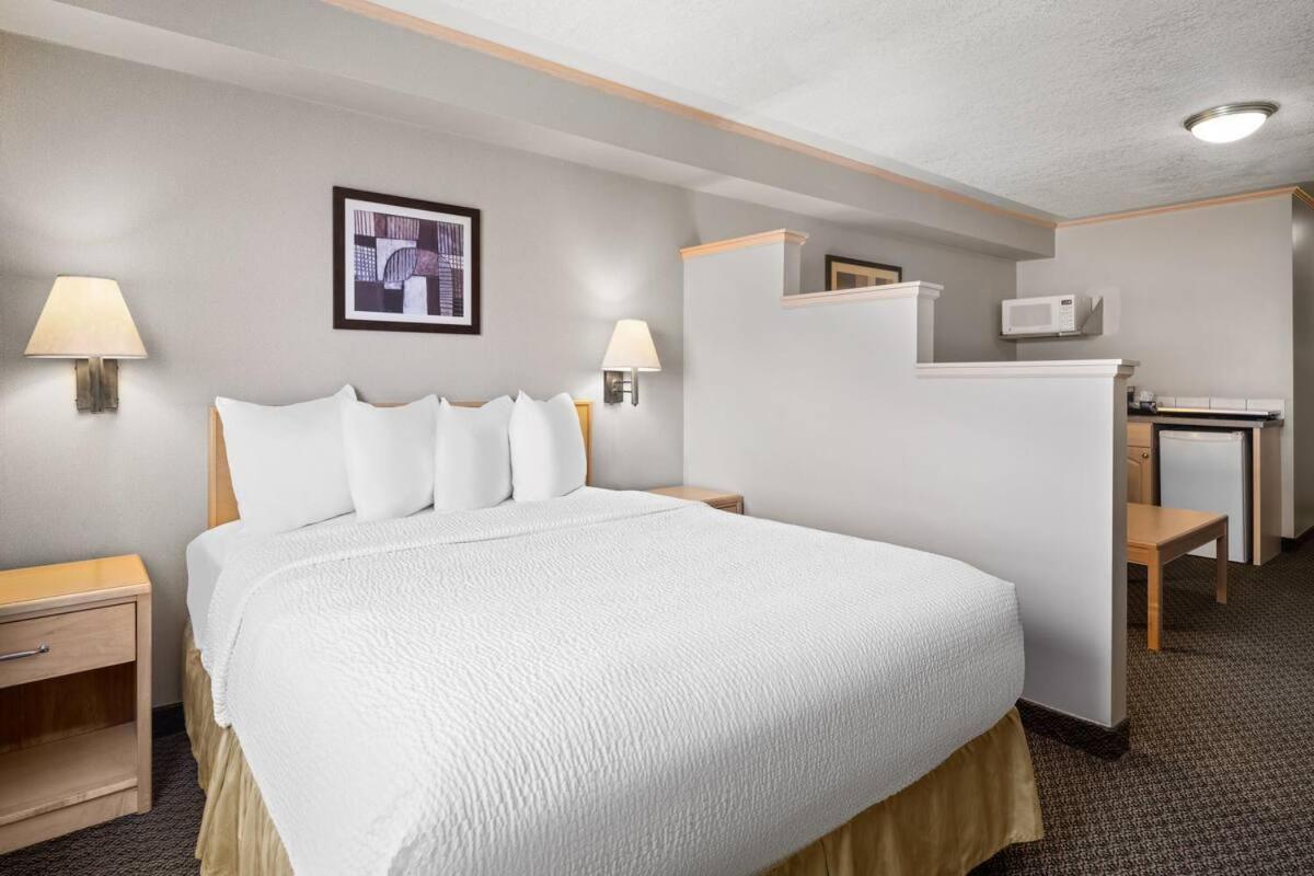 Travelodge By Wyndham Fort Mcmurray Exterior photo
