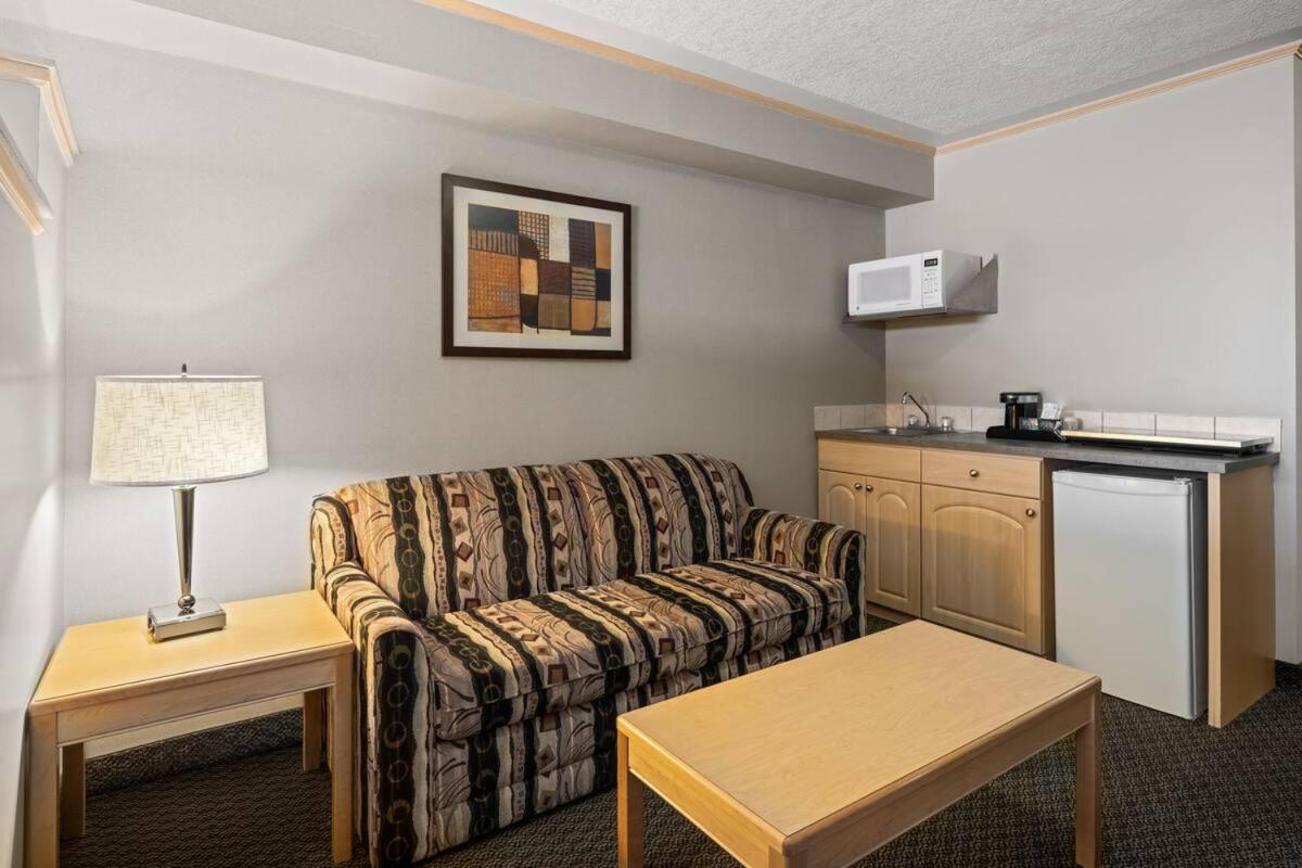 Travelodge By Wyndham Fort Mcmurray Exterior photo